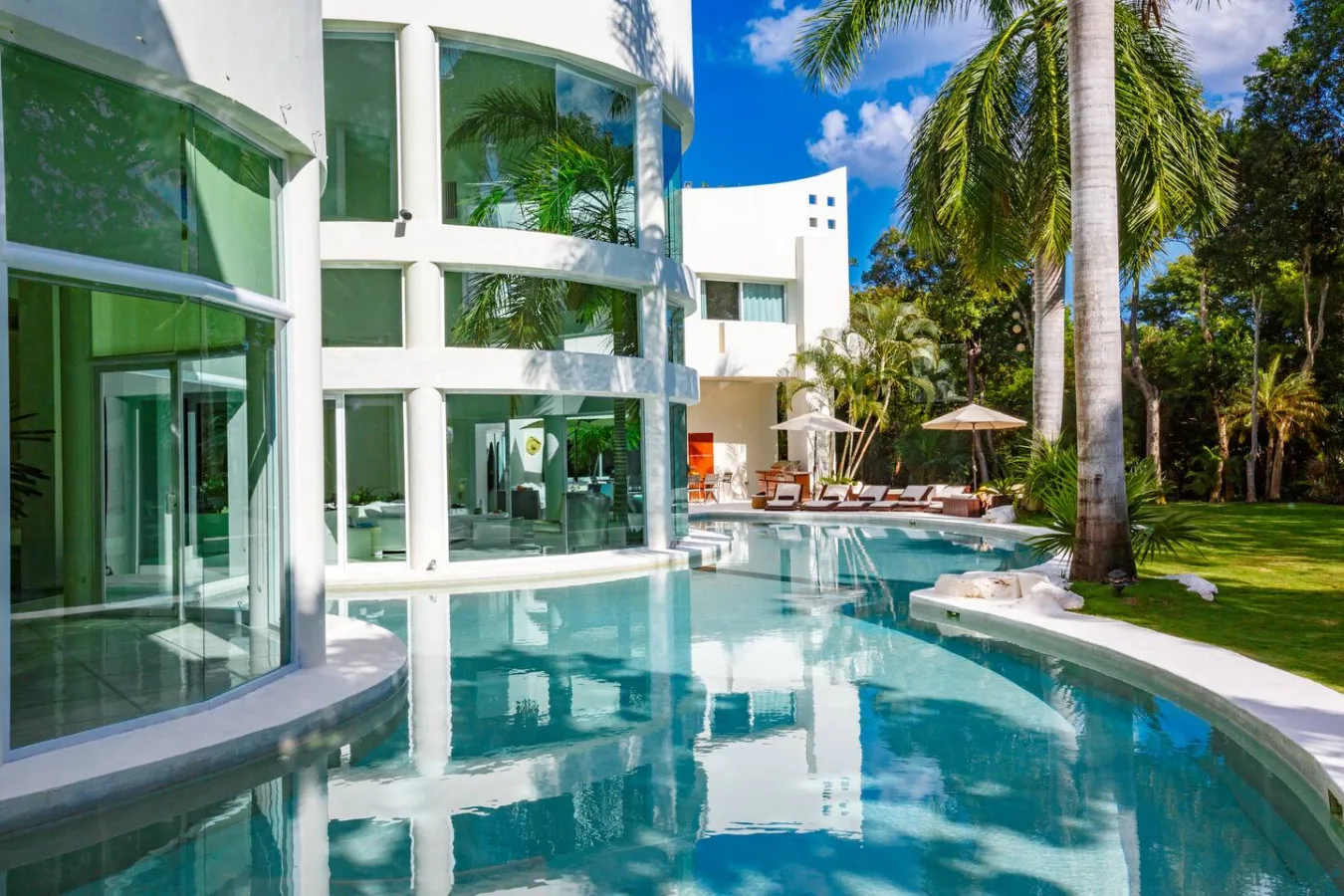 Villa Aqua's curved white facade framing the free-form pool